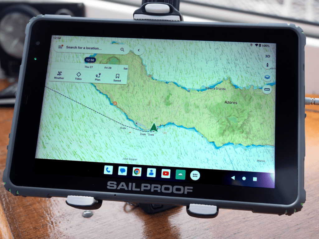 Ein SailProof Tablet, angeschlossen an das wasserdichte Ladegerät im Cockpit eines Bootes.