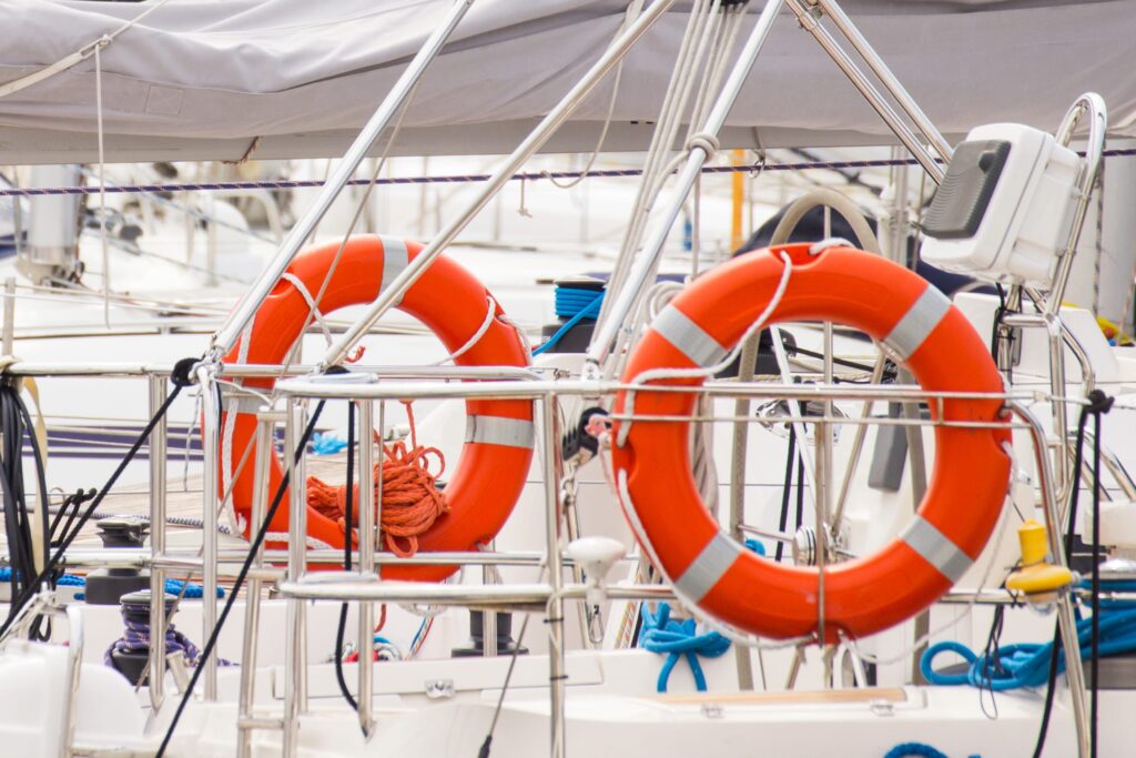 Les gilets de sauvetage sont des équipements de sécurité incontournables à bord d'un bateau, garantissant une protection en cas d'urgence.