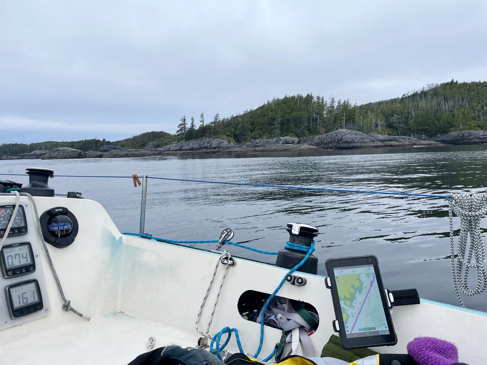 Tablette SailProof installée sur un voilier pendant la course Race to Alaska, affichant une navigation claire dans des conditions calmes.