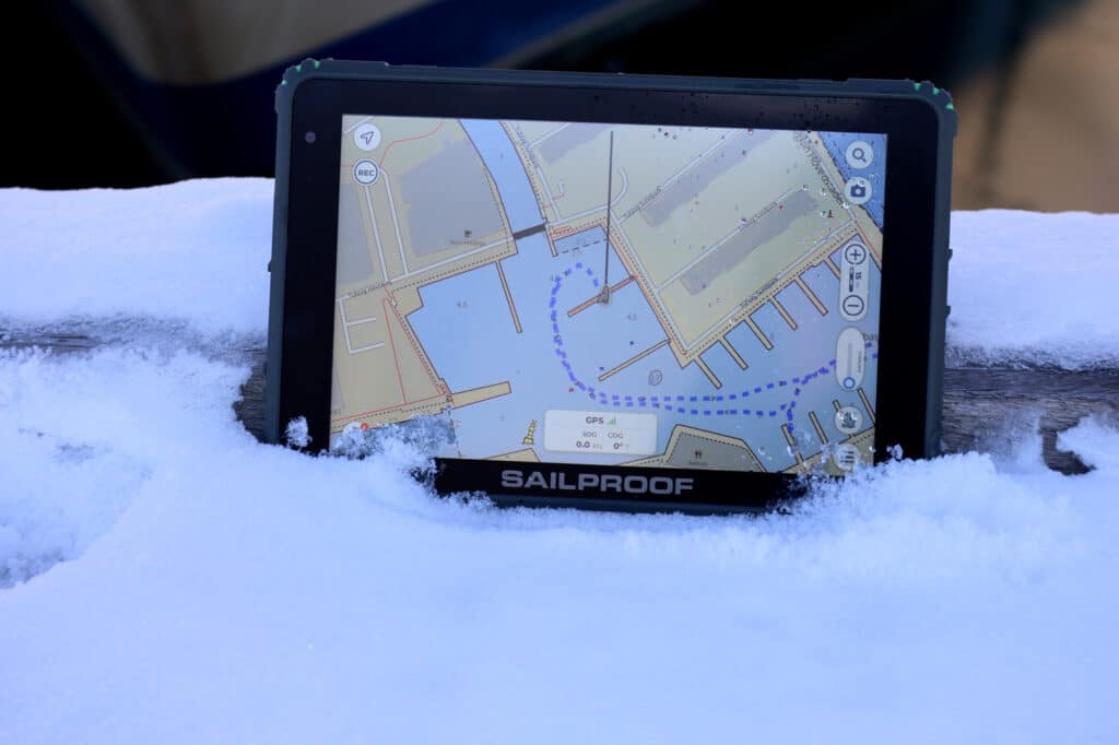 Tableta SailProof resistente sobre la nieve, mostrando la aplicación de navegación Aqua Map.