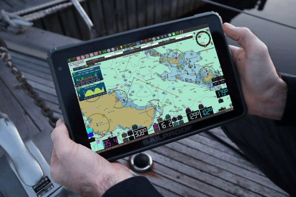 Tableta SailProof mostrando cartas de navegación en qtVlm