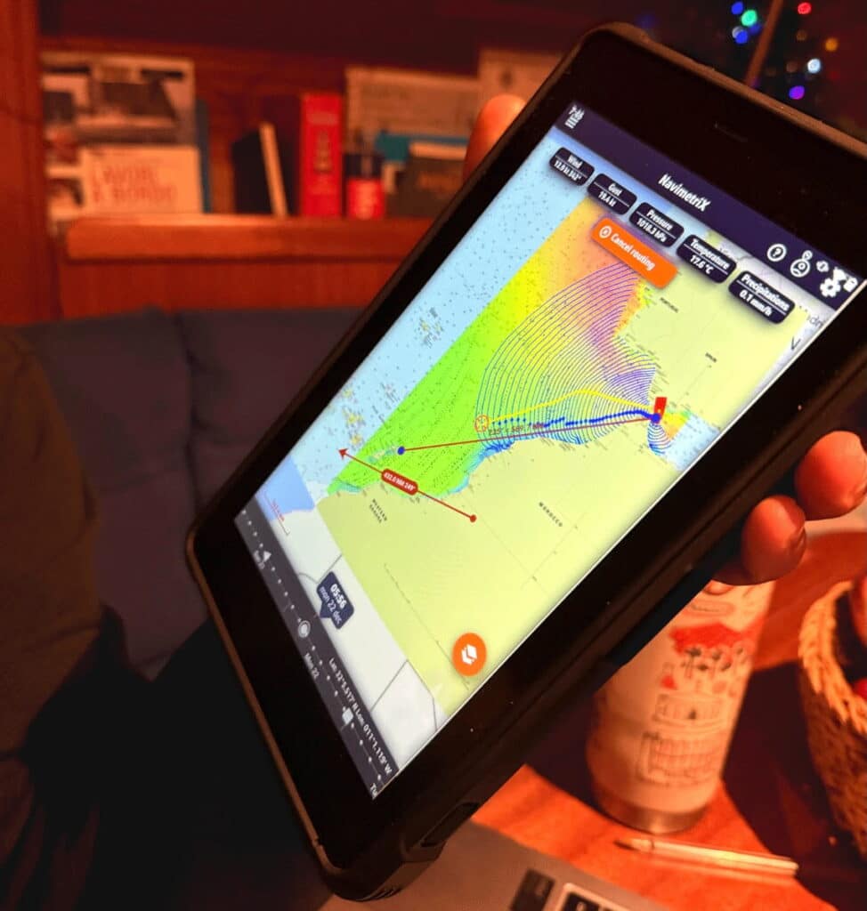 Tableta SailProof mostrando una ruta en NavimetriX con archivos GRIB
