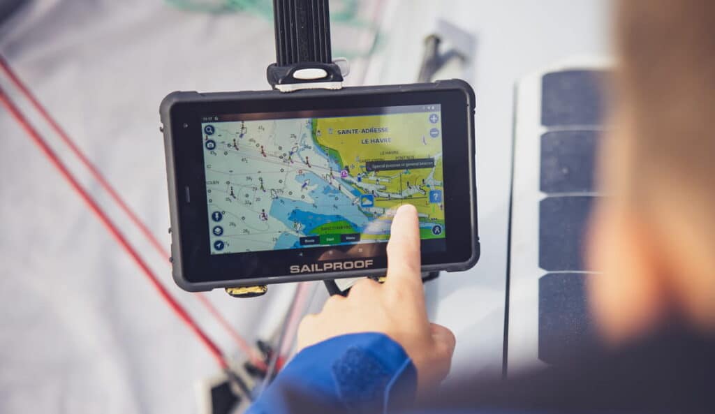 Tableta SailProof con soporte ROKK mostrando fondeaderos y waypoints en Navionics.
