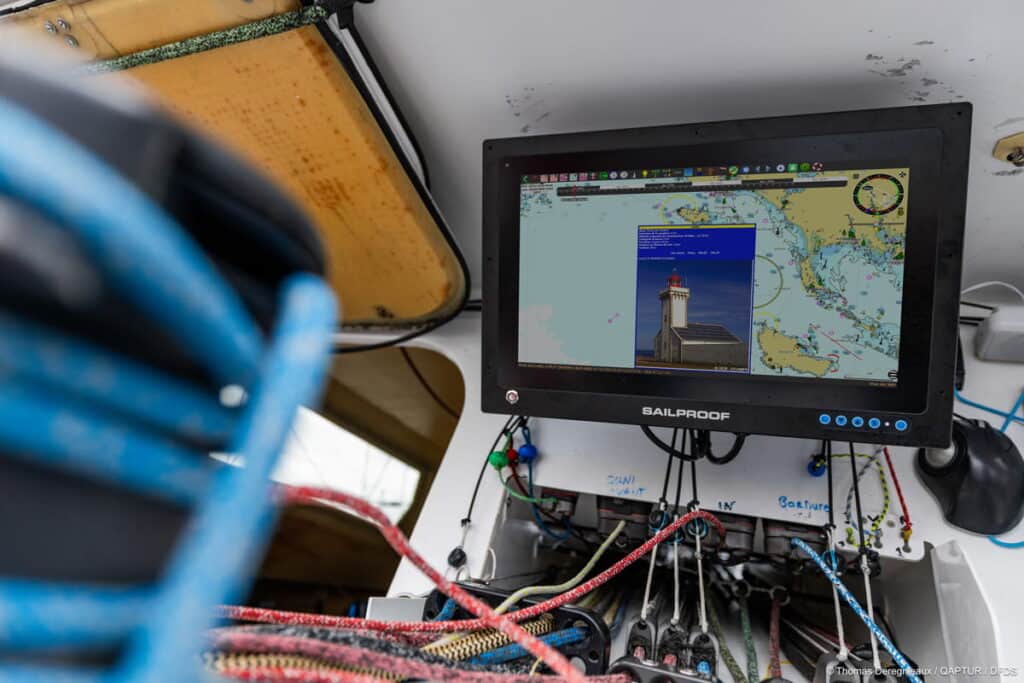 qtVlm in Aktion auf einem SailProof Touchscreen während der Navigation an Bord einer Class40.
