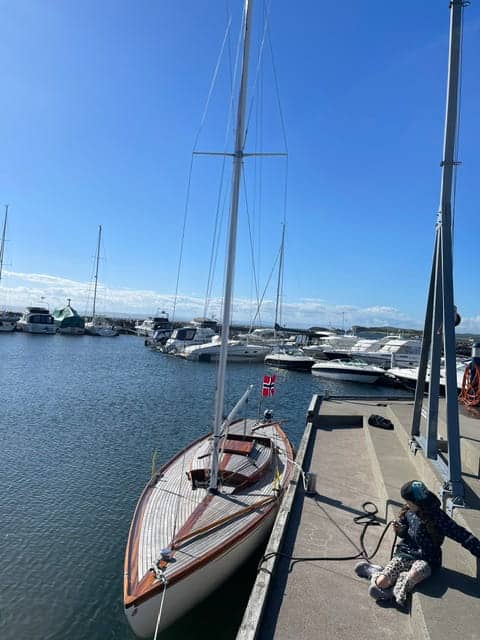 Un velero Knarr clásico de 1948 amarrado en el puerto tras su restauración completa.